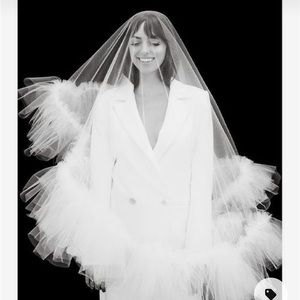 Unworn bridal double tier ruffled trim white hip length veil Bhldn style